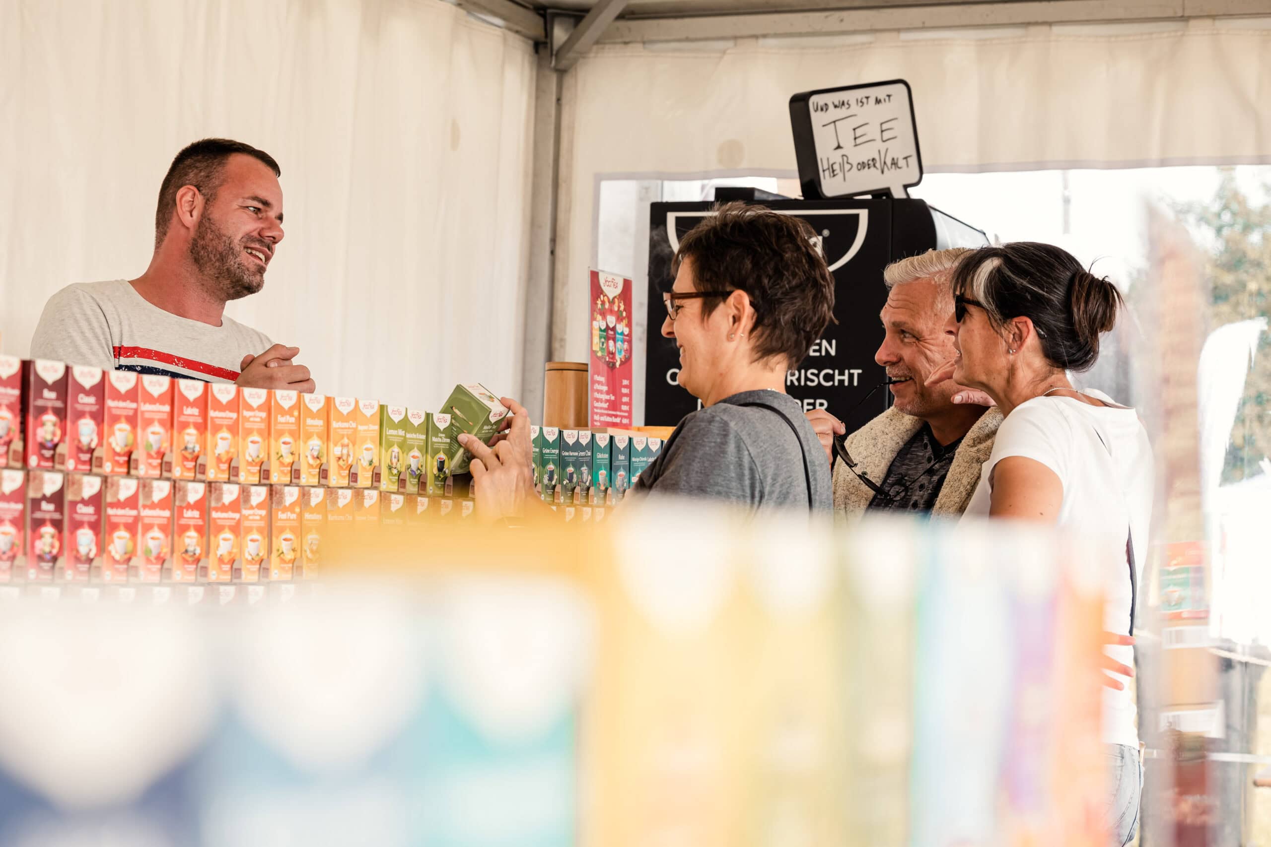 Beginne Deinen Festival-Tag mit Yogi Tea und Yoga am Strand